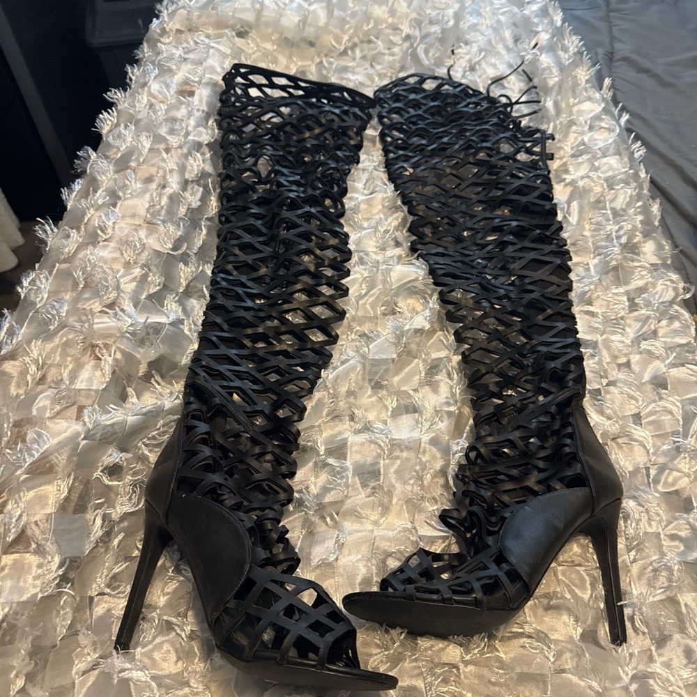 Sexy boots not every one will have step in style and original balance